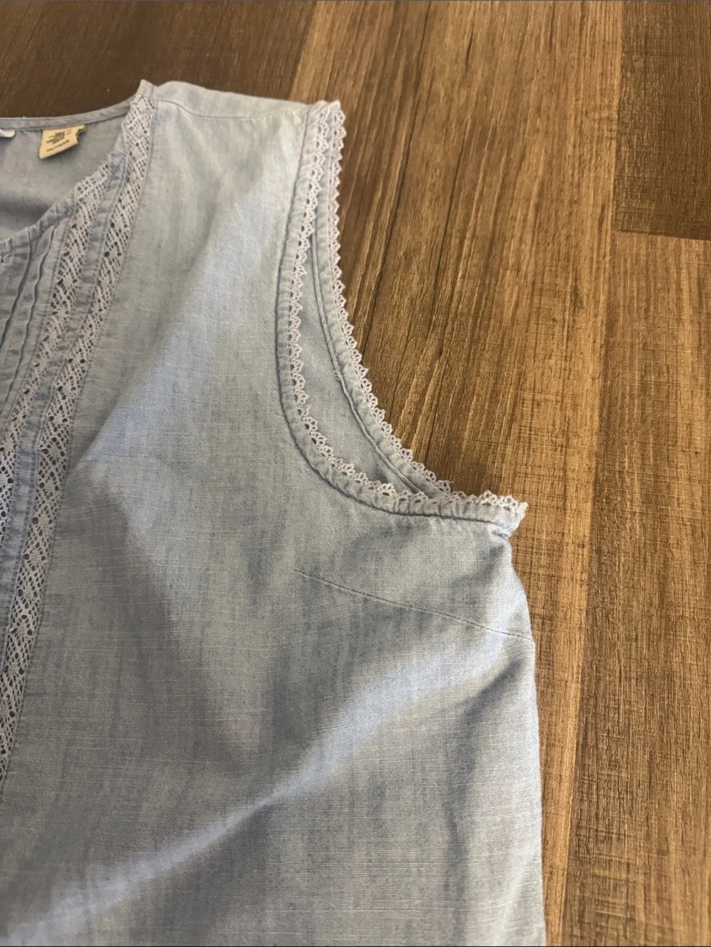 Levi's Light Blue Sleeveless Pintuck Button-Front Blouse - Picture 4 of 6